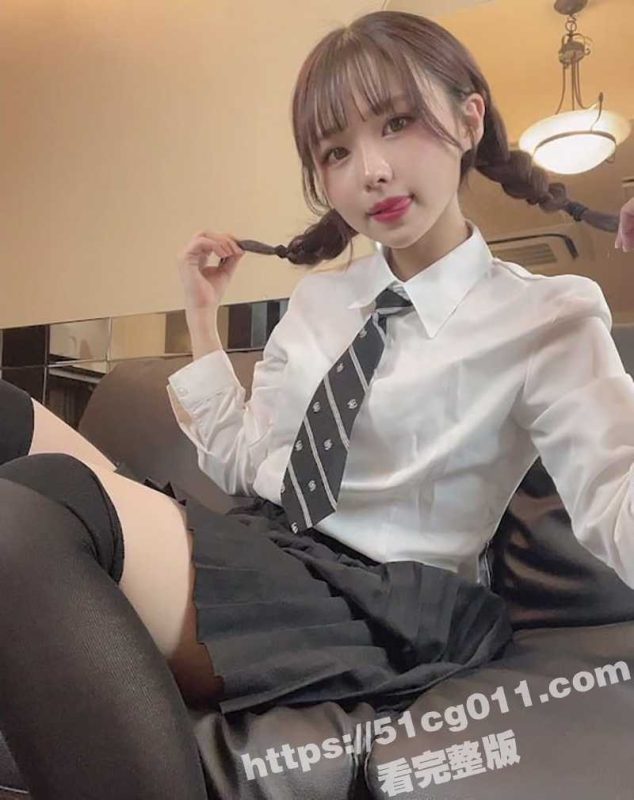 这样的小萝莉谁能受得了 双马尾麻花辫配上JK短裙 简直就是行走的榨精机器！-51吃瓜网