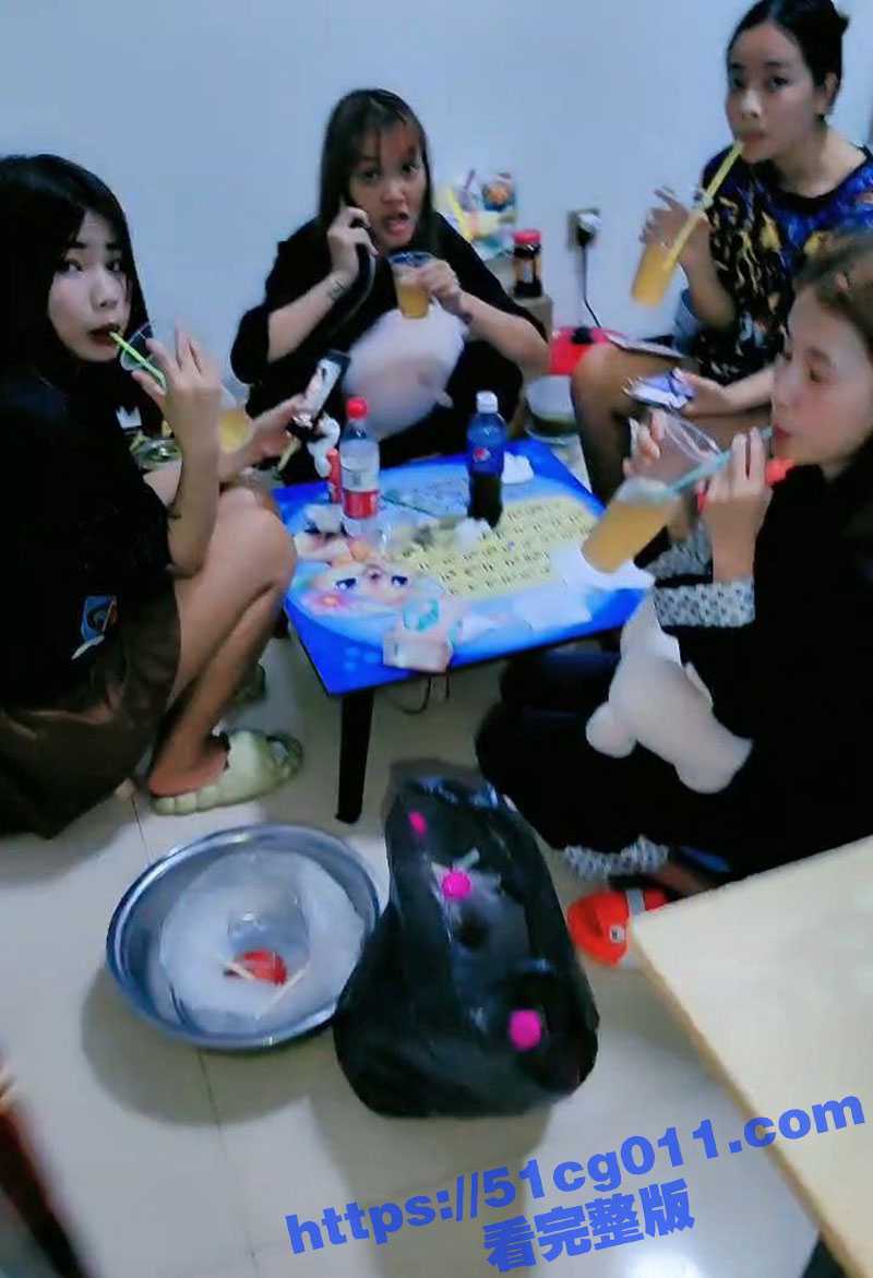 大型淫乱派对直播现场 在女生宿舍里高颜值的男男女女各种体位做爱!浪叫呻吟不止还往嘴里尿尿喝! - 51吃瓜网-51吃瓜网