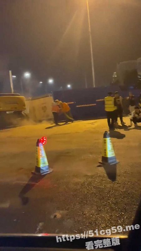 全裸宝马女夜闯工地 骚鸡翘臀眼镜母狗 开着宝马带着主人 来到工地全裸露出 期待着自己被轮奸-51吃瓜网