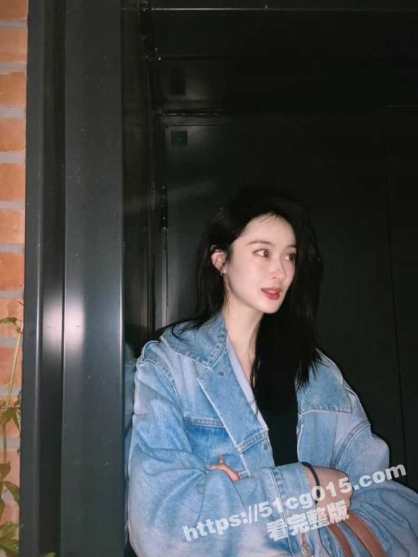 济南骚逼反差母狗女同事 等他男友出差把我约去 各种花样各种玩 在她家的床上操她还要求我颜射!-51吃瓜网