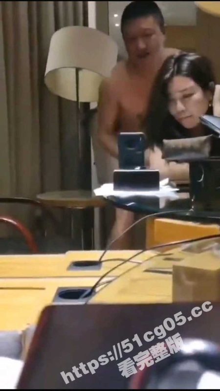 小说剧情走向现实高颜新婚人妻 为了能满足奢侈生活 彻夜陪干爹做爱 嘴上还夸干爹真厉害!-51吃瓜网