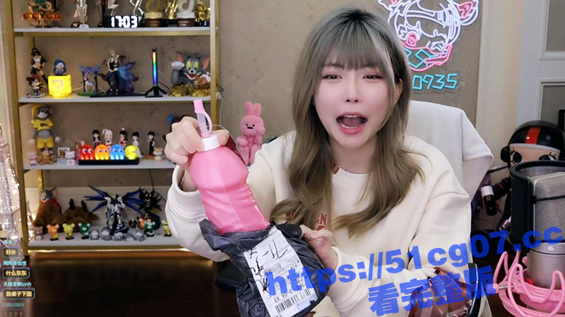 网红女神周淑怡直播 收到阴茎大牛子水杯 这粉色的大屌 私下用被妈妈看到咋办-51吃瓜网