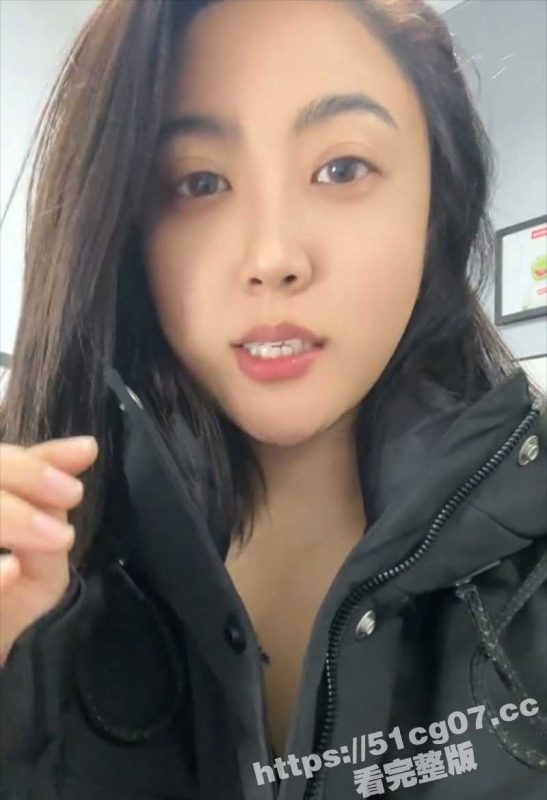 抖音68万粉丝主播 小黎老师 直播时撩衣服故意露出奶子 撩动了粉丝们的心弦 被强大网友录屏疯传！-51吃瓜网