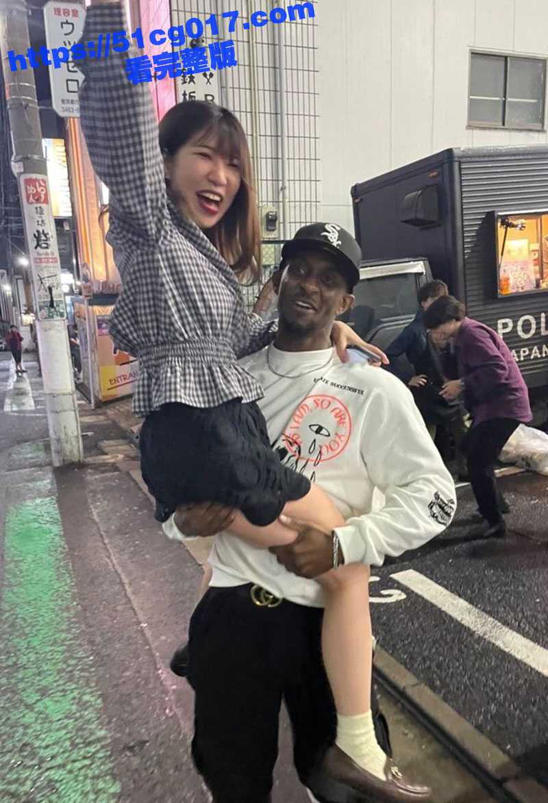 杭州极品反差女大学生 周青薇 私下竟是媚黑婊 被黑主人的大黑棍子将小穴都要撑爆了 来回抽插的骚逼都操的翻皮了！ - 51吃瓜网-51吃瓜网