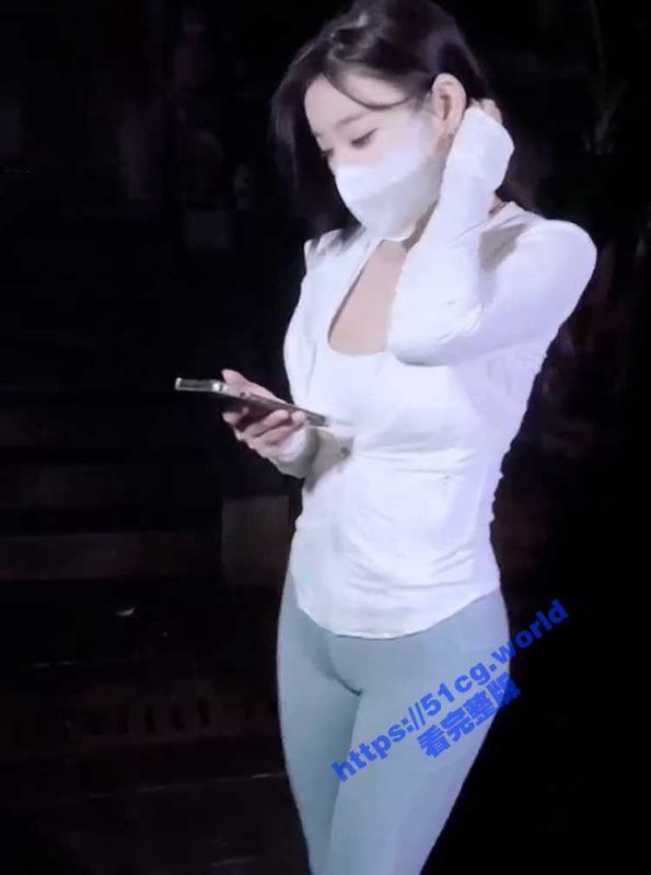 人气女神杨晨晨 剧情新作《猛男的大力冲击》身穿紧身瑜伽裤锻炼 被猛男对着镜子操-51吃瓜网