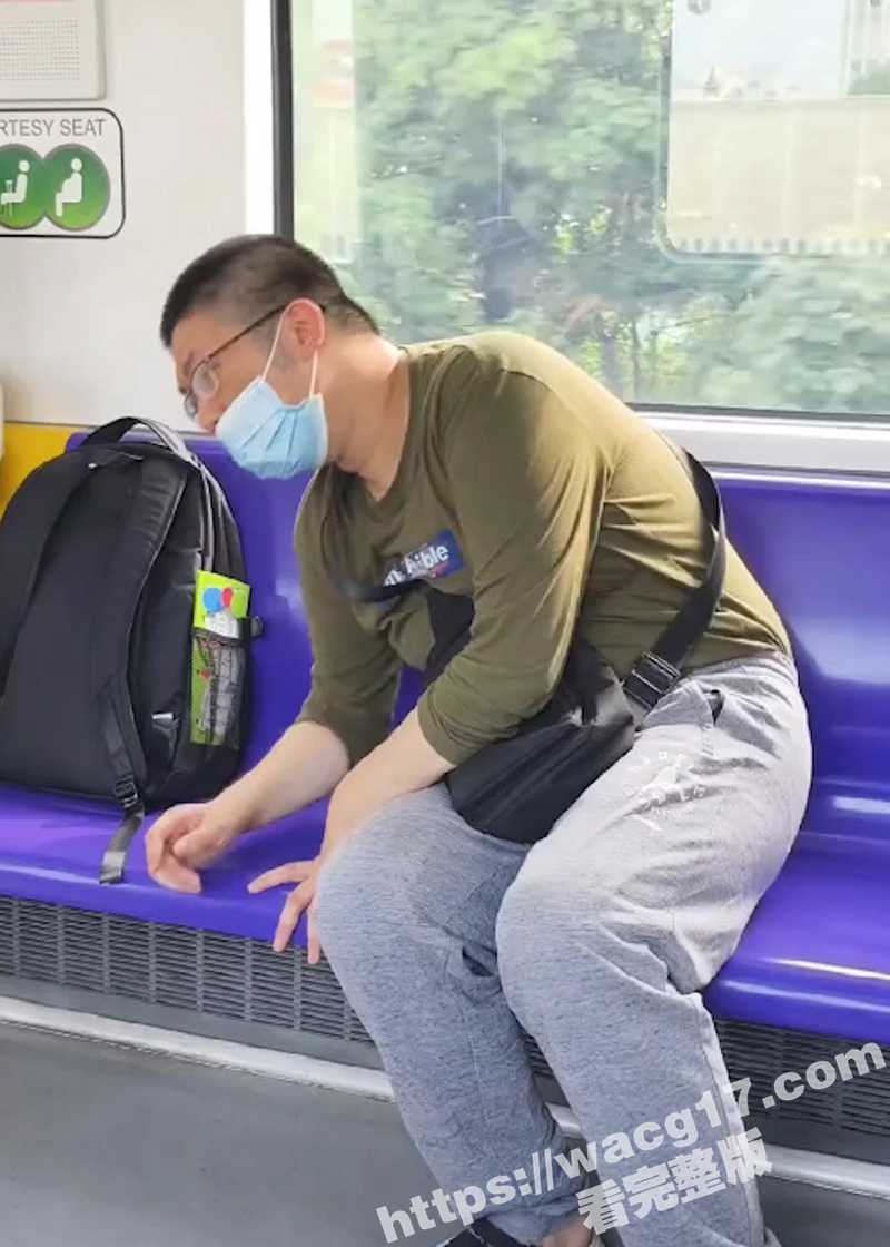 上海猥琐男地铁偷窥 清纯少女裙底春光被尽览 真他妈下流至极! - 51吃瓜网-51吃瓜网