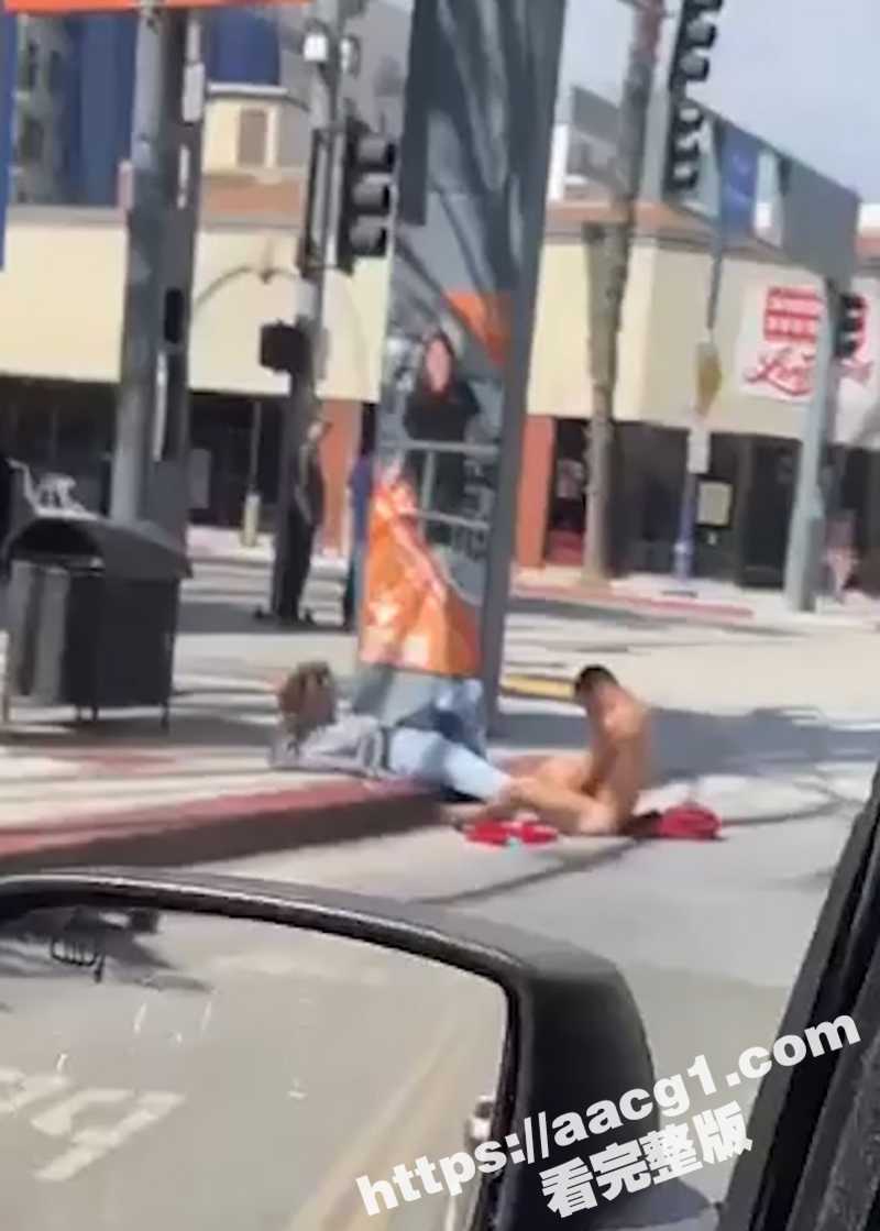 大庭广众下的性癖怪人 美国街头惊现赤身男人 抓着路边流浪汉的脚插入裤裆脚淫 - 51吃瓜网-51吃瓜网