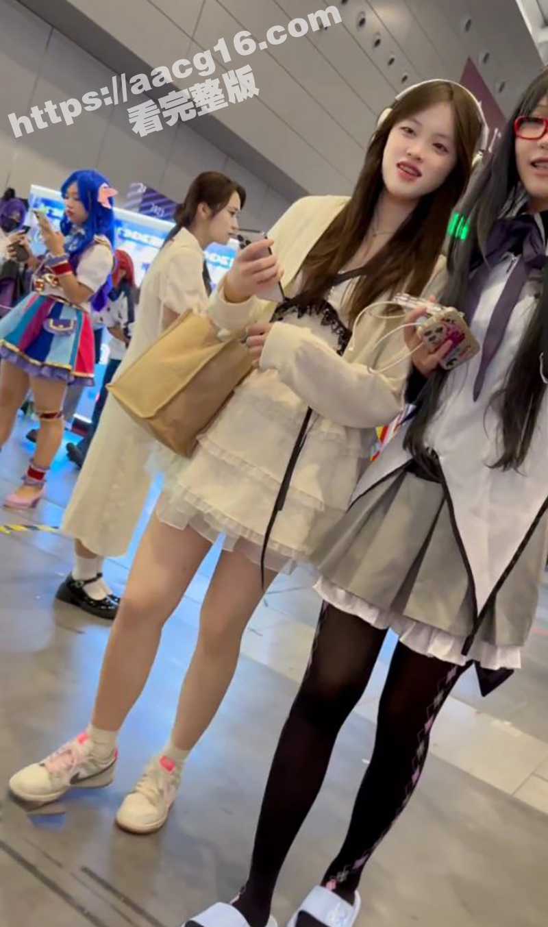 抄底大师惊现漫展艺术节 学生妹穿JK裙竟不穿内裤肆意逛展 白虎小肥鲍展露无遗 这样逛街胆子很大啊 - 51吃瓜网-51吃瓜网
