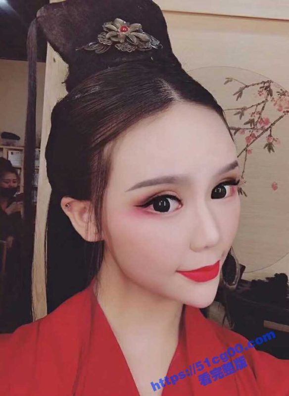 高颜值艺校反差小美女 郝伊樊 V信与土豪视频聊天 脱衣露私处 搔首弄姿诱人小骚比真的顶！-51吃瓜网